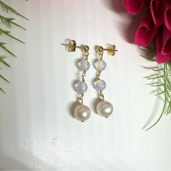 NEW⚜️Opalite & Freshwater Pearl Beaded Earrings - Picture 2 of 6
